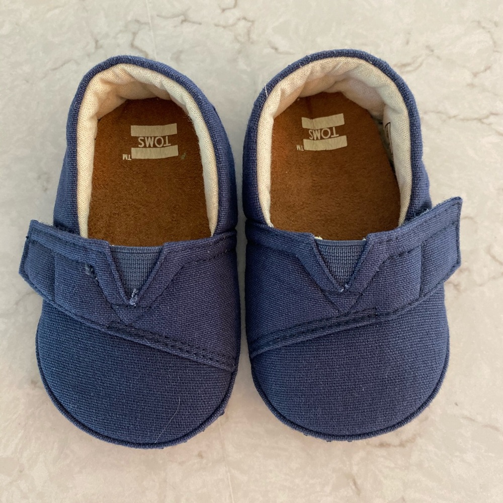 Toms soft sole navy crib shoe size 4
